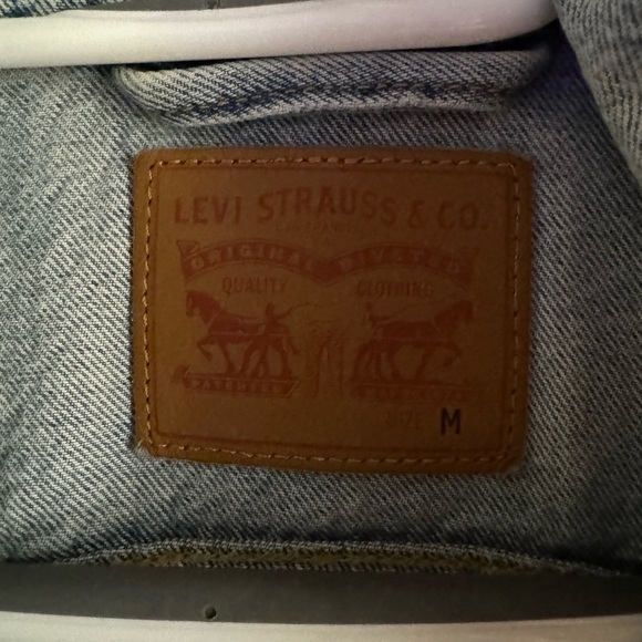 Levi’s Cropped Jean Jacket - Picture 3 of 3